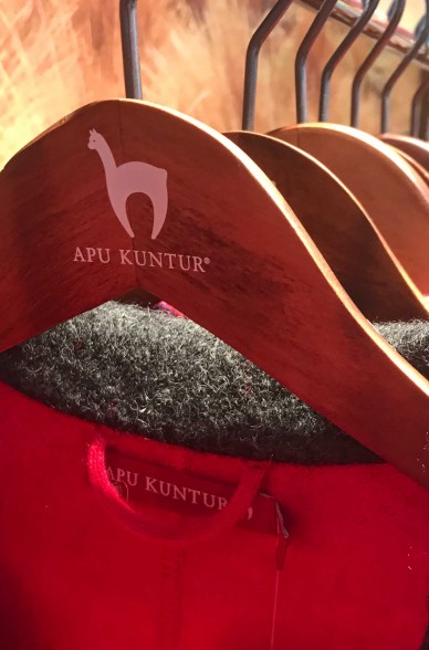 APU KUNTUR Kleiderbügel Holz 45 cm mit Alpaka Logo Unisex Damen Herren