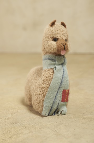 Cuddly animal QÓNI GRANDE alpaca wool decoration 7.7"